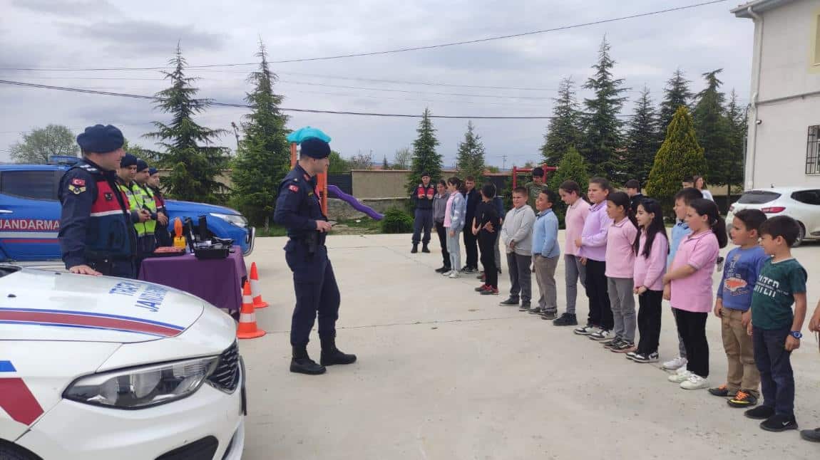 Ilçe Jandarma Trafik Personeli Tarafından Okulumuzdaki Öğrencilerimize Trafik Eğitimi Verildi